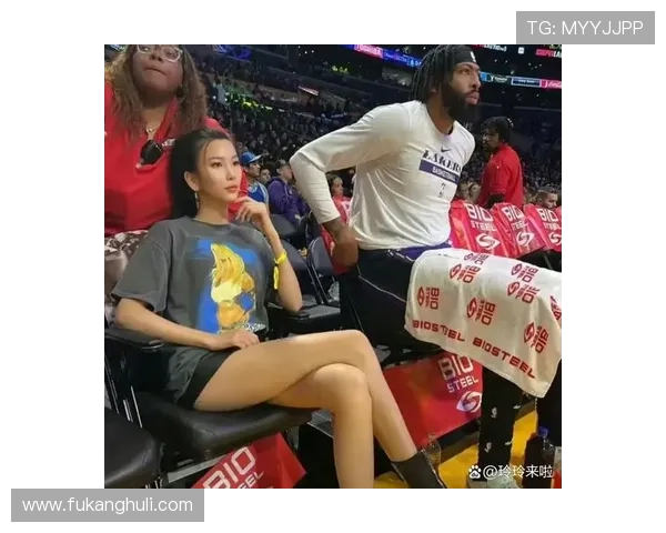 詹姆斯户外活动与三位美女合影俏皮吐舌嫂子知道吗